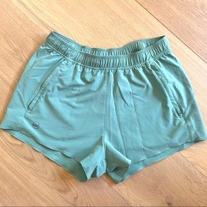 Janji Women’s Tech Transit shorts Olive size S.